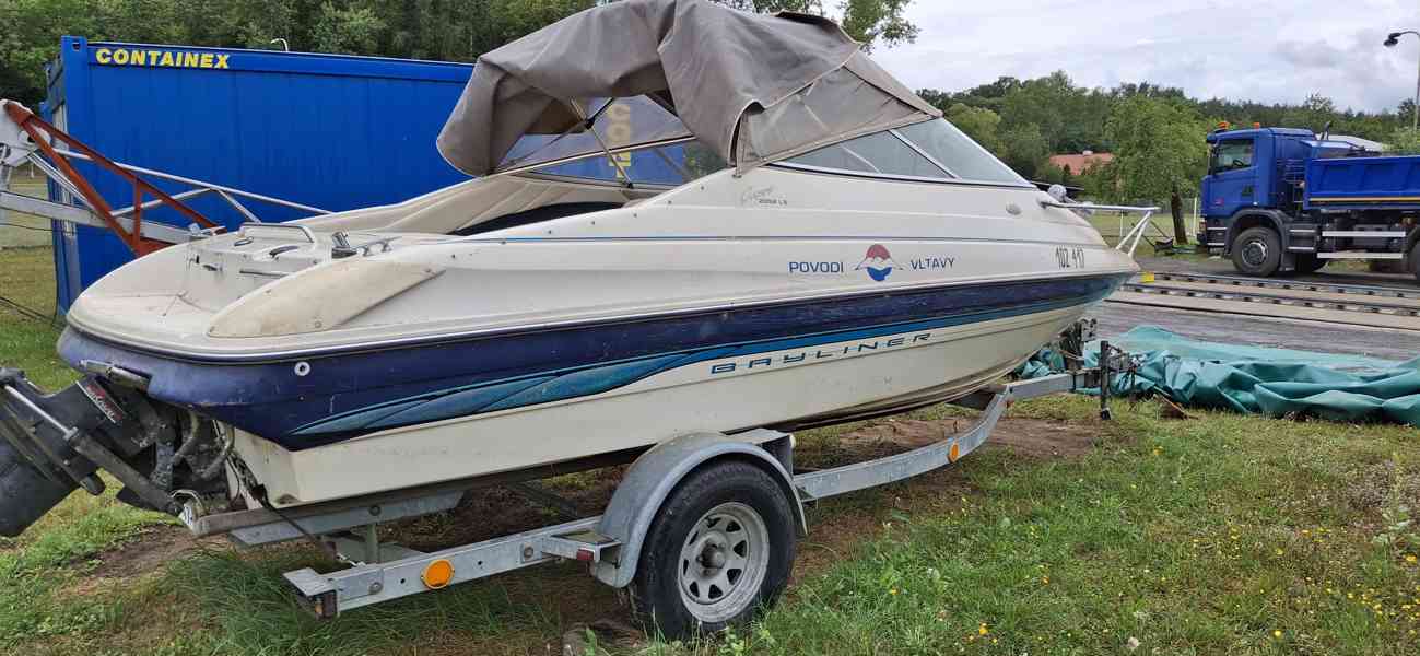 Malé plavidlo Bayliner Capri 205 2LS s přívěsem Escort  - foto 2