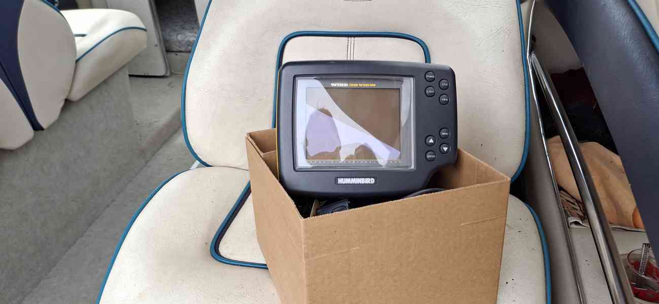 Malé plavidlo Bayliner Capri 205 2LS s přívěsem Escort  - foto 9