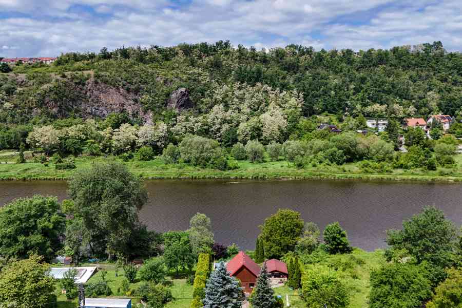 Dům u lesa s výhledem na Vltavu v Roztokách u Prahy - foto 22