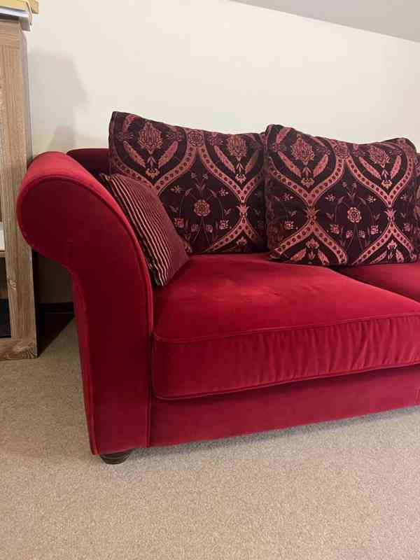 Designový červený gauč - foto 3
