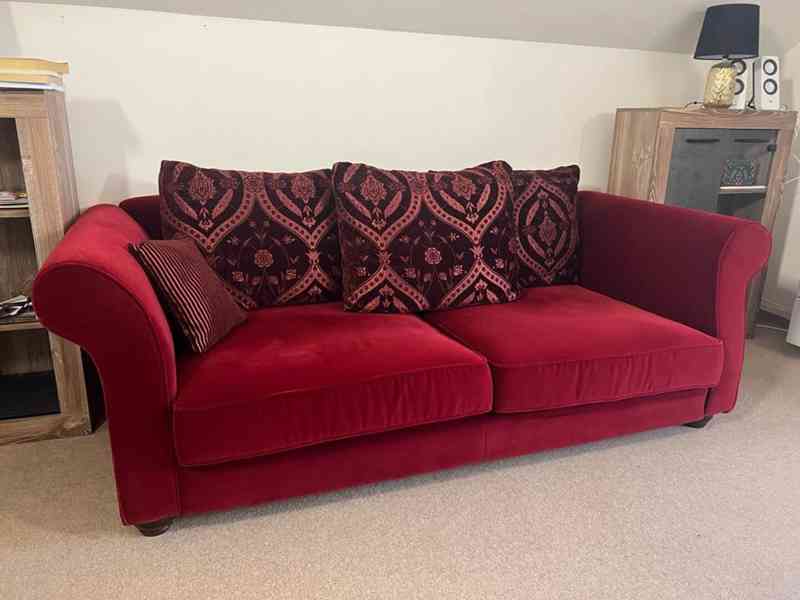 Designový červený gauč - foto 2