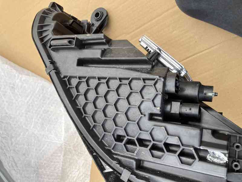 predni svetlo vw touareg 23- pravy prave - foto 14