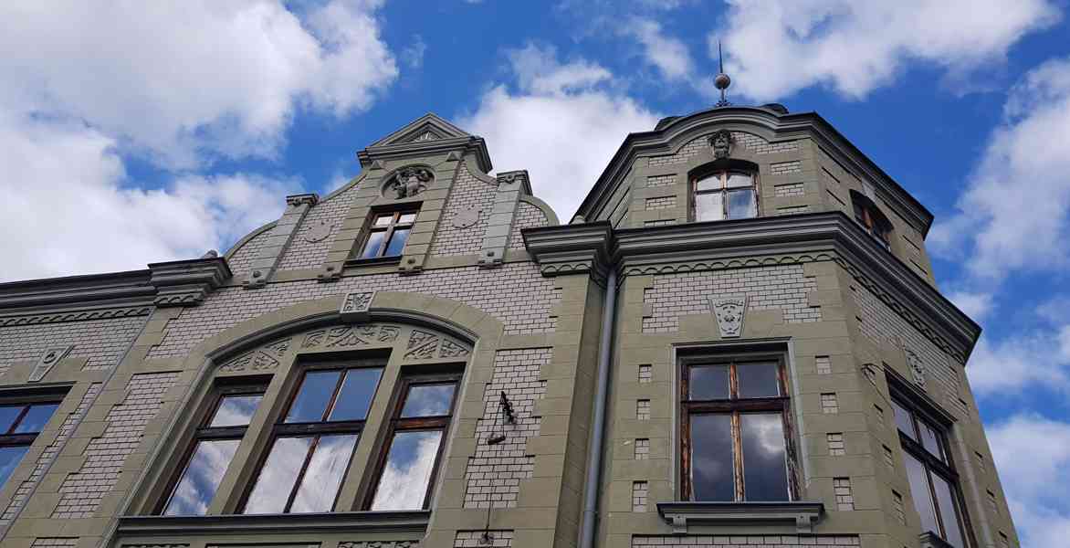 Prodej rohového nájemního domu v centru Jirkova. - foto 2