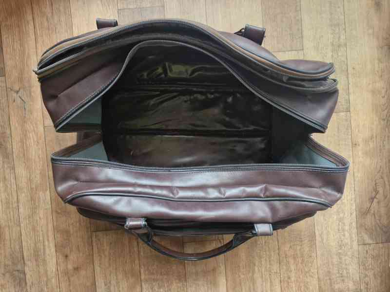 Taška s velkým vnitřním prostorem a batohy na záda - foto 23