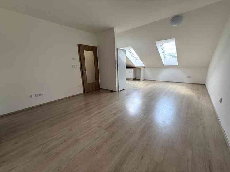 PRONÁJEM BYTU 4+KK SE 2 PARKOVACÍMI STÁNÍMI V JINAČOVICÍCH - foto 9