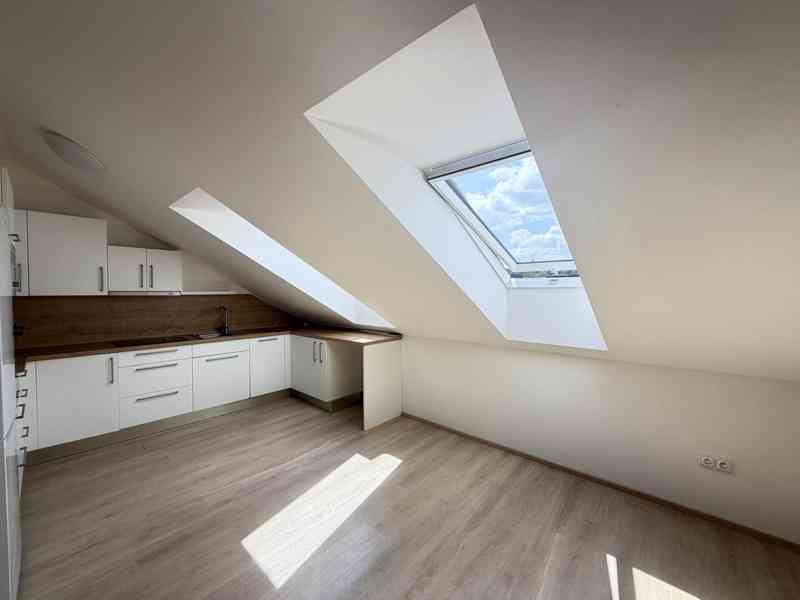 PRONÁJEM BYTU 4+KK SE 2 PARKOVACÍMI STÁNÍMI V JINAČOVICÍCH - foto 2