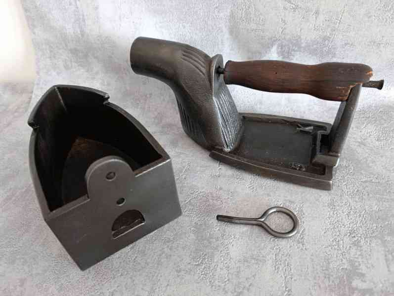 Stará velká orig. atypická žehlička s komínem - foto 9