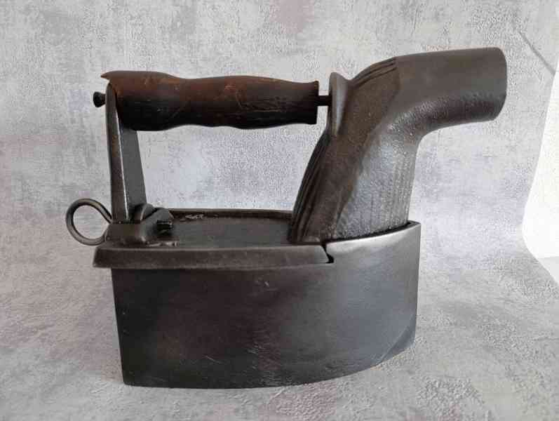 Stará velká orig. atypická žehlička s komínem - foto 3