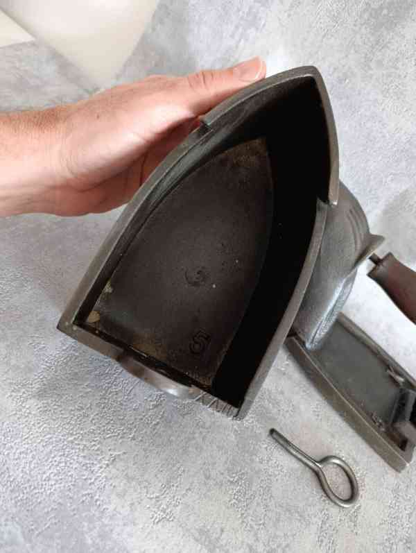 Stará velká orig. atypická žehlička s komínem - foto 16