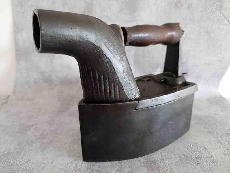 Stará velká orig. atypická žehlička s komínem
