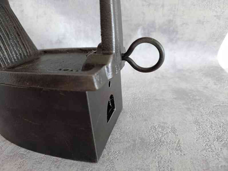 Stará velká orig. atypická žehlička s komínem - foto 6