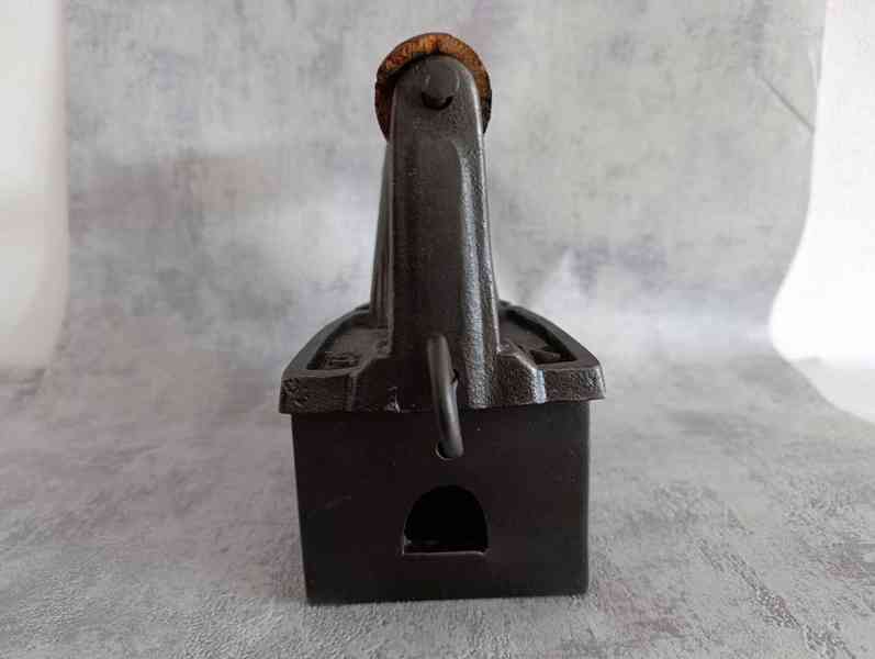 Stará velká orig. atypická žehlička s komínem - foto 5