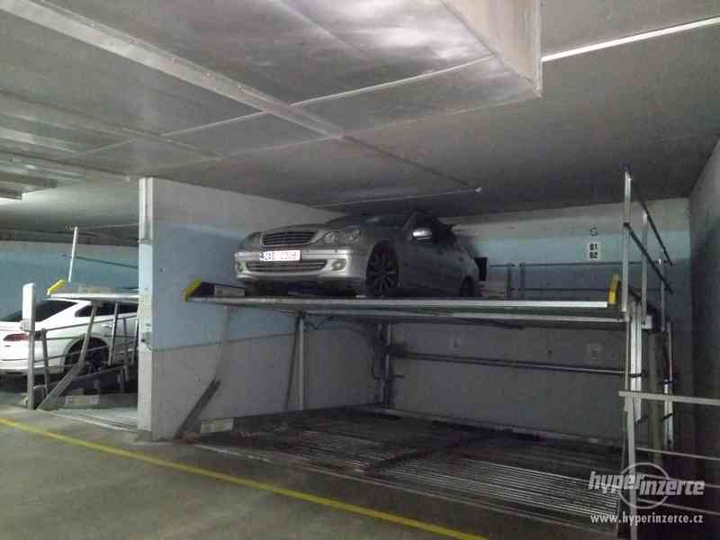 Pronajmu garážové stání v domě u metra B - Vysočanská - foto 1