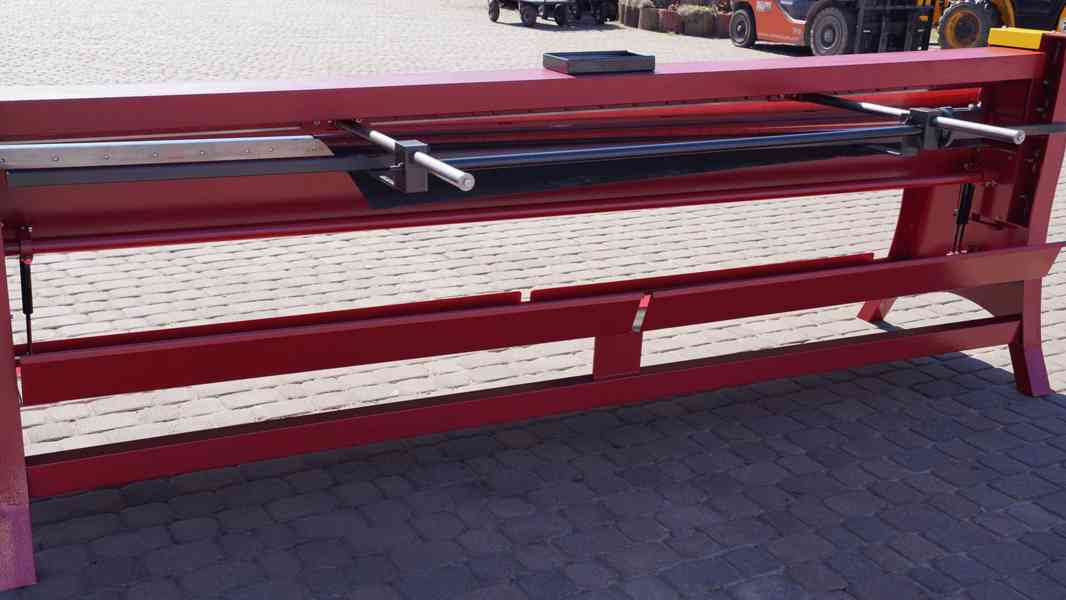 Tabulové nůžky na rezani plechu GLT 3050/1,25 - foto 9