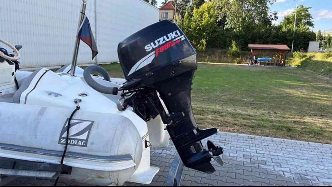 Motorový člun Zodiac420L, Suzuki 50HP, 6 osob, vlečení - foto 3