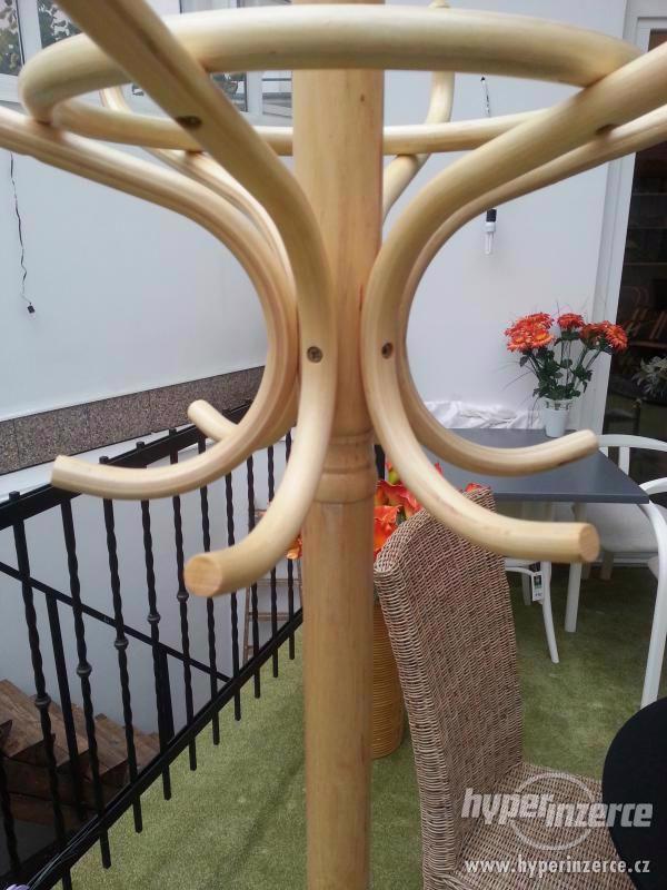 Dřevěný elegantní stojací věšák masivní dřevo barva přírodní - foto 4