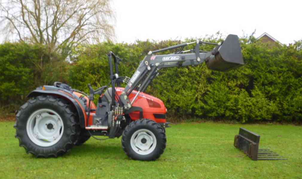 MASSEY FERGUSON 2415 KOMPAKTNÍ TRAKTOR PŘED - foto 6