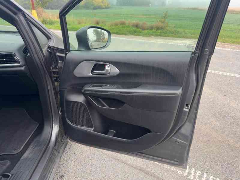 Chrysler Pacifica 3,6 L 8 míst S type 2019 - foto 11