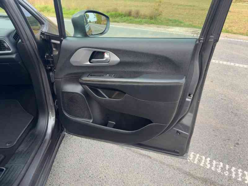 Chrysler Pacifica 3,6 L 8 míst S type 2019 - foto 13