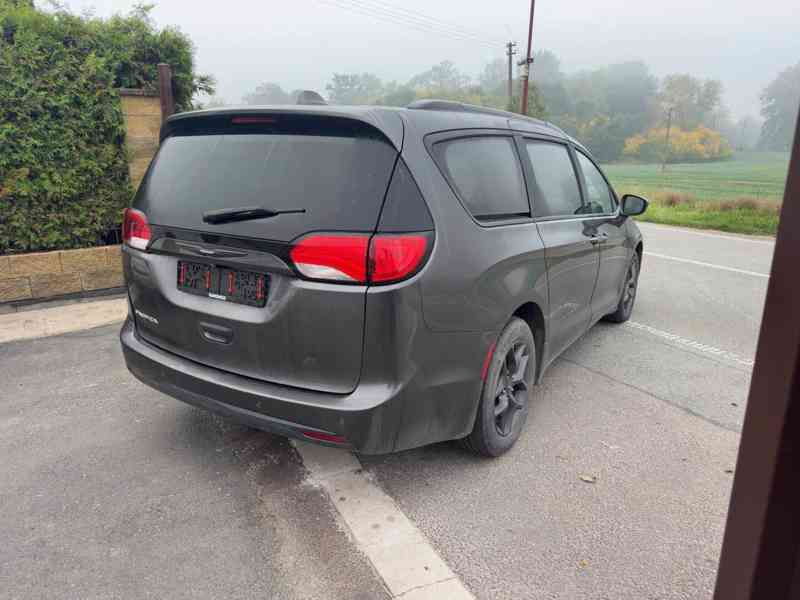 Chrysler Pacifica 3,6 L 8 míst S type 2019 - foto 4