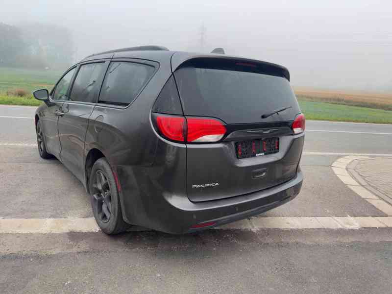 Chrysler Pacifica 3,6 L 8 míst S type 2019 - foto 3