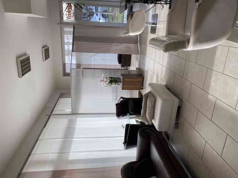 pronájem kadeřnického křesla - foto 4