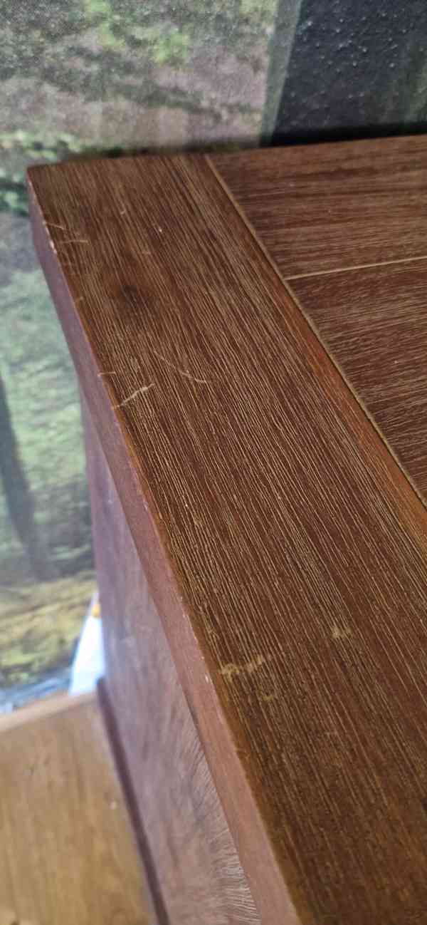 🪵 Masivní komoda – 4 dvířka, 4 zásuvky – velmi dobrý stav - - foto 6