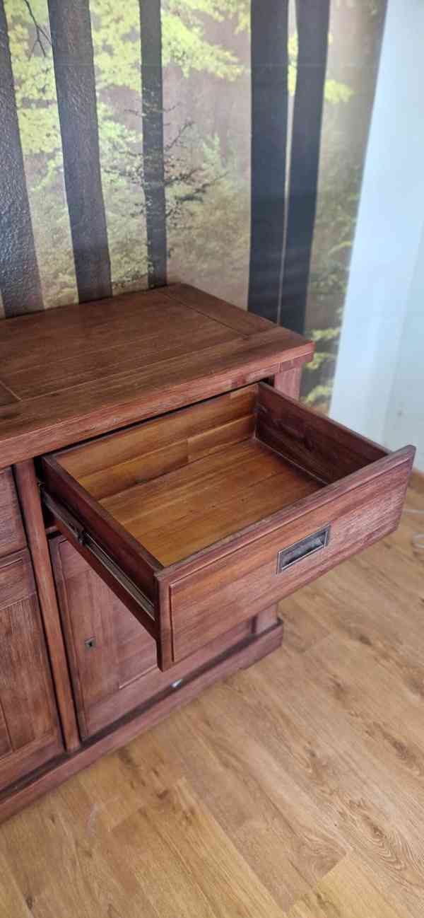 🪵 Masivní komoda – 4 dvířka, 4 zásuvky – velmi dobrý stav - - foto 3