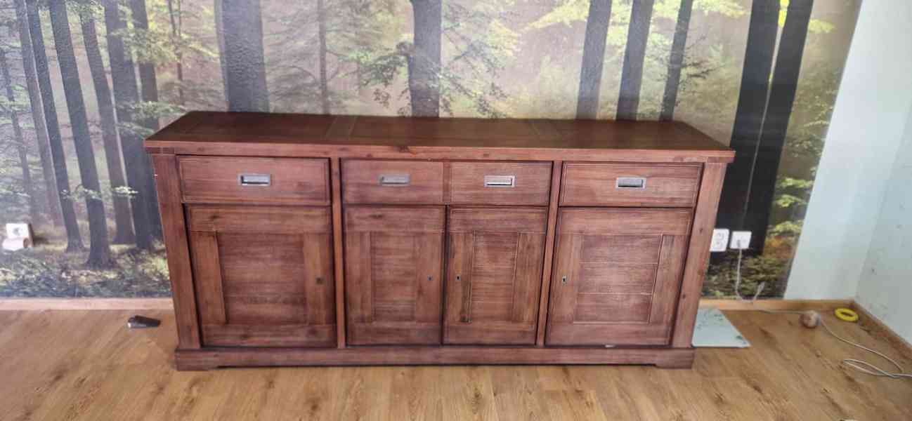 🪵 Masivní komoda – 4 dvířka, 4 zásuvky – velmi dobrý stav - - foto 2
