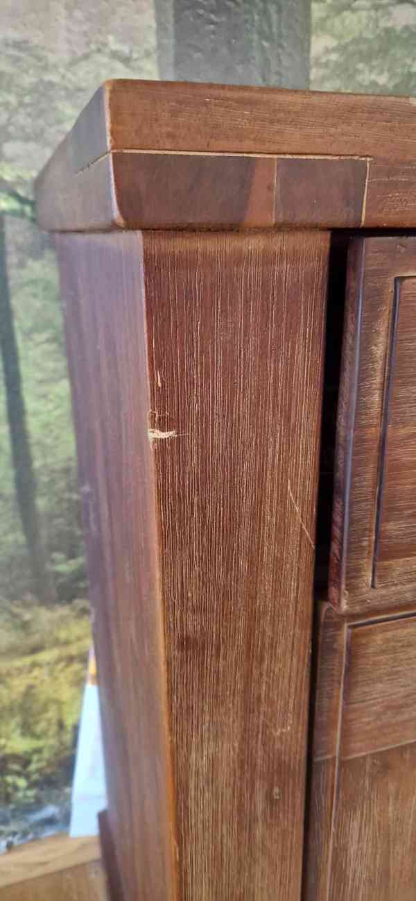 🪵 Masivní komoda – 4 dvířka, 4 zásuvky – velmi dobrý stav - - foto 5