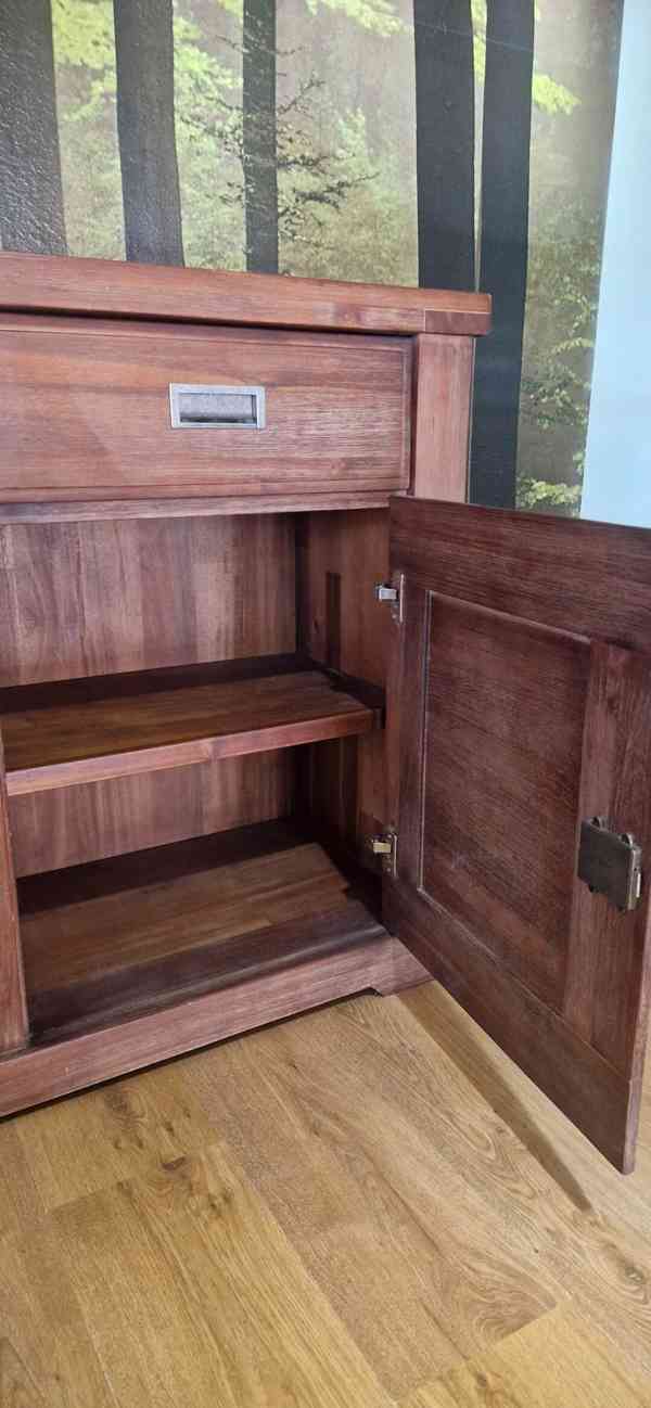 🪵 Masivní komoda – 4 dvířka, 4 zásuvky – velmi dobrý stav - - foto 4