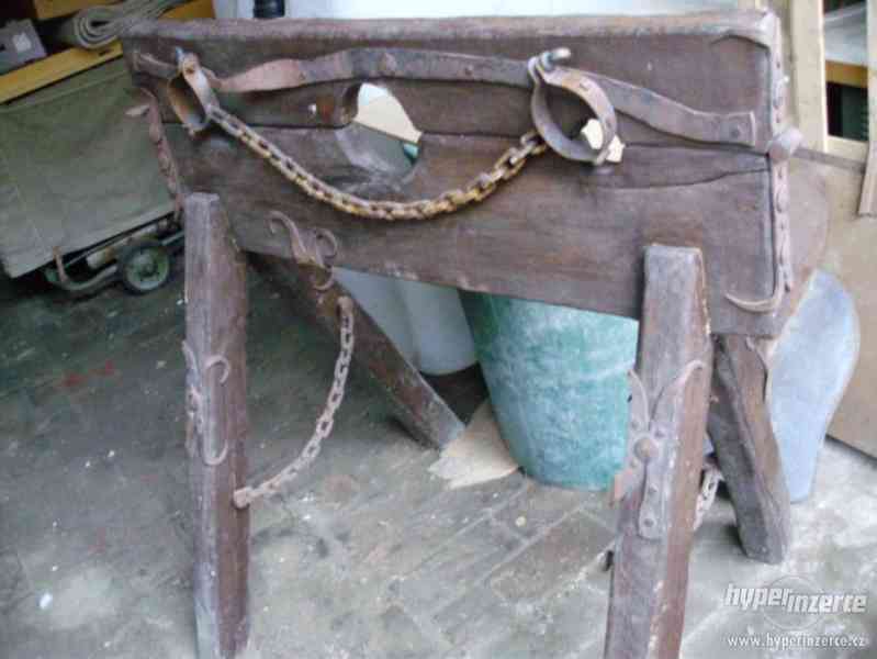 Originál dřevěný okovaný pranýř + okovy s řetězem - foto 1