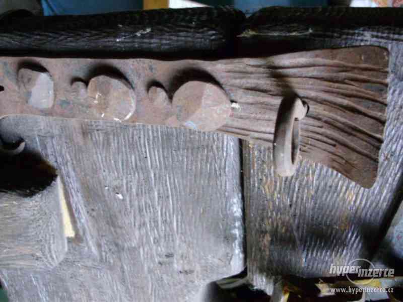 Originál dřevěný okovaný pranýř + okovy s řetězem - foto 6