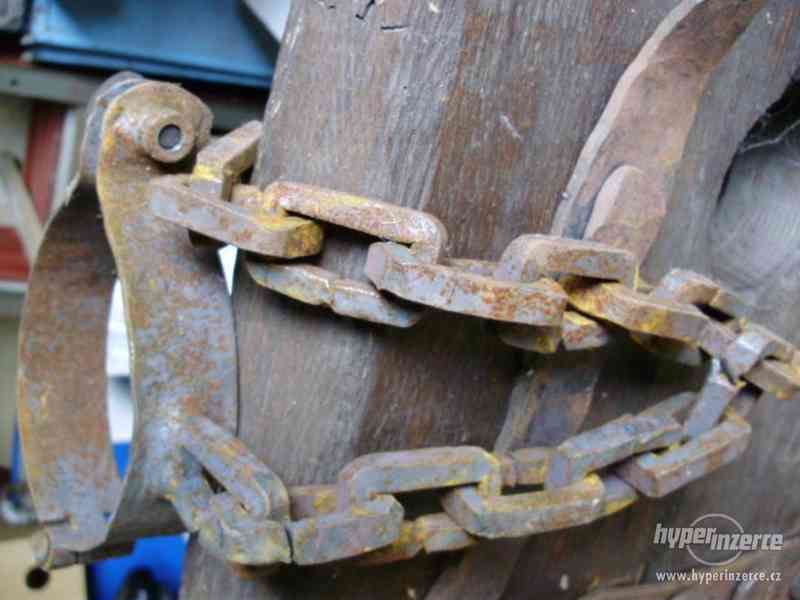 Originál dřevěný okovaný pranýř + okovy s řetězem - foto 7