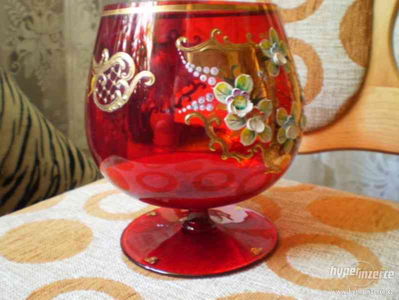 Velká číše, červené sklo,plastický vzor ve zlatě 16 cm - foto 3