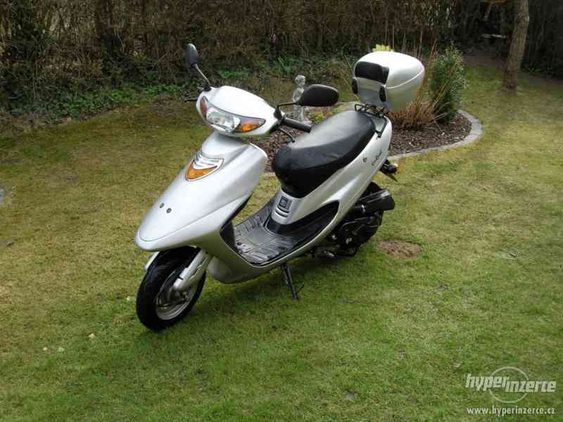 Špičkový zánovní skútr 50 ccm, původní cena 26.900 kč ! - foto 1