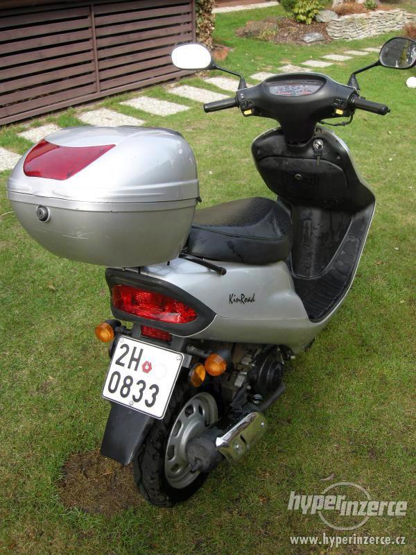 Špičkový zánovní skútr 50 ccm, původní cena 26.900 kč ! - foto 7