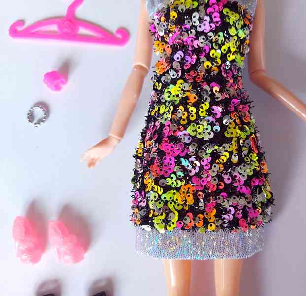 NOVÉ! Set pro Barbie, šaty + 2x boty + 2x náramek +ramínko - foto 7
