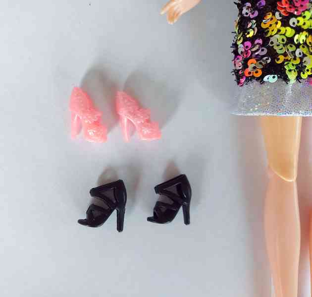 NOVÉ! Set pro Barbie, šaty + 2x boty + 2x náramek +ramínko - foto 5