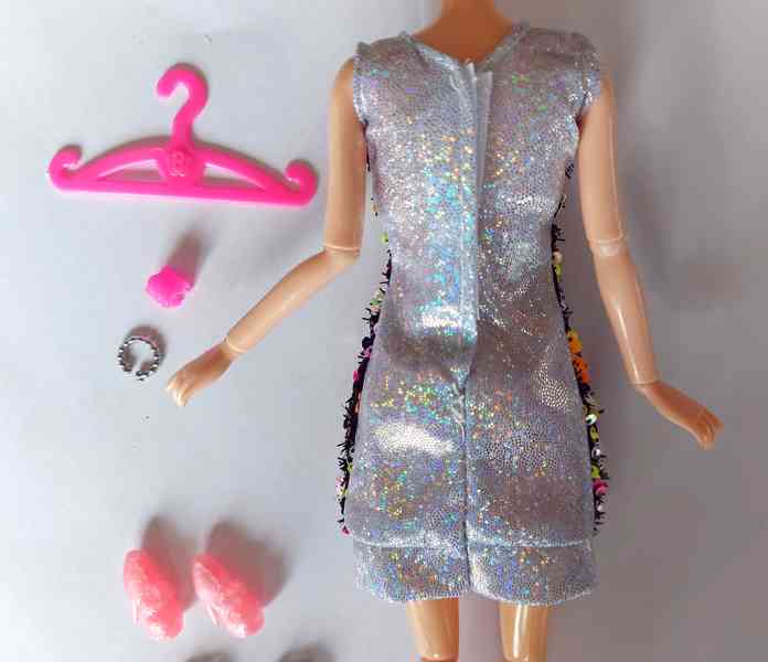NOVÉ! Set pro Barbie, šaty + 2x boty + 2x náramek +ramínko - foto 10