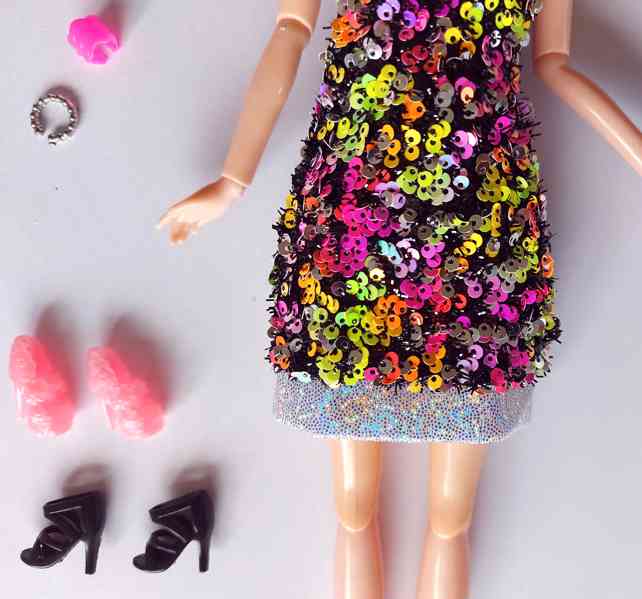 NOVÉ! Set pro Barbie, šaty + 2x boty + 2x náramek +ramínko - foto 4