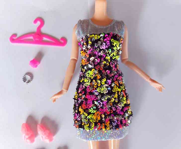NOVÉ! Set pro Barbie, šaty + 2x boty + 2x náramek +ramínko - foto 3