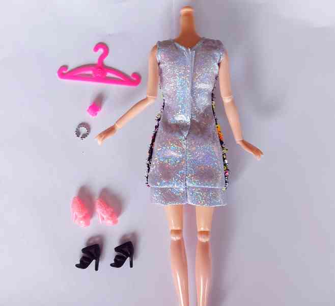 NOVÉ! Set pro Barbie, šaty + 2x boty + 2x náramek +ramínko - foto 8