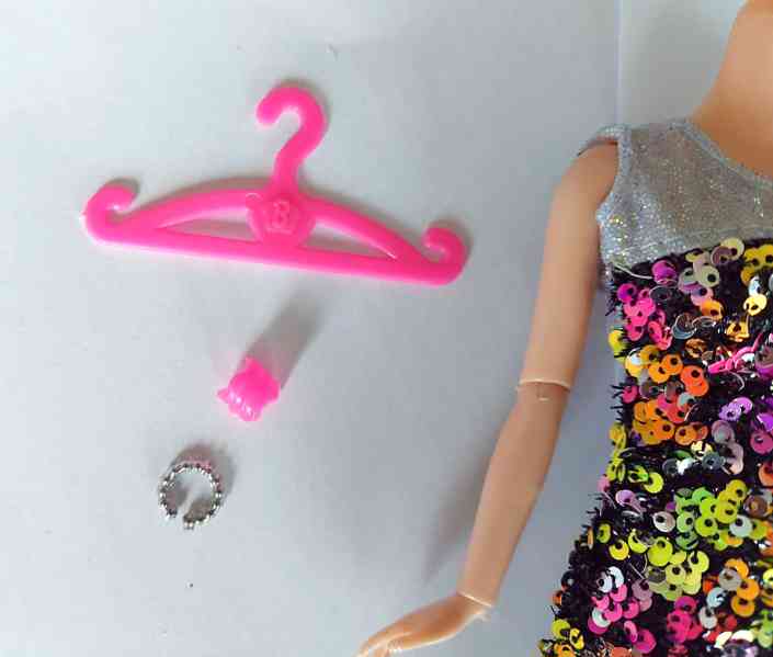 NOVÉ! Set pro Barbie, šaty + 2x boty + 2x náramek +ramínko - foto 6