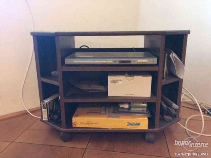 TV stolek - dřevěný - foto 1