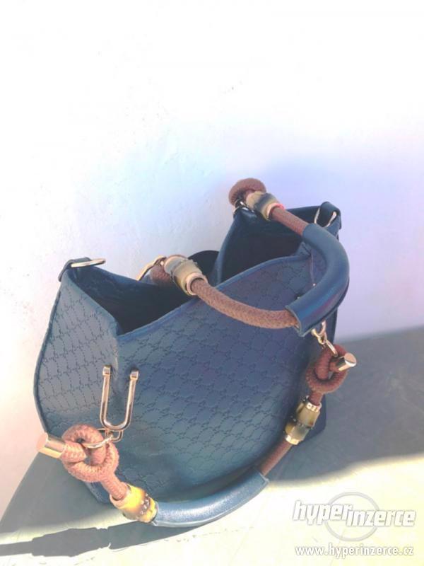 Námořnická/modrá kabelka se zlatými doplňky styl Gucci - foto 3