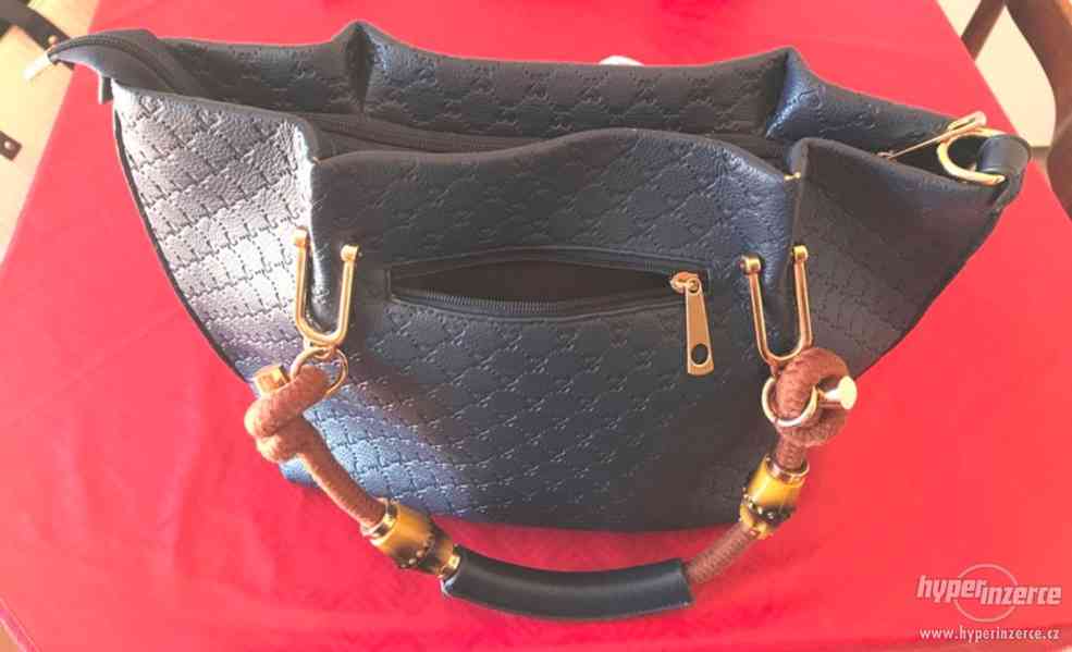 Námořnická/modrá kabelka se zlatými doplňky styl Gucci - foto 11