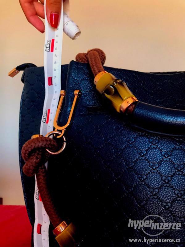 Námořnická/modrá kabelka se zlatými doplňky styl Gucci - foto 12