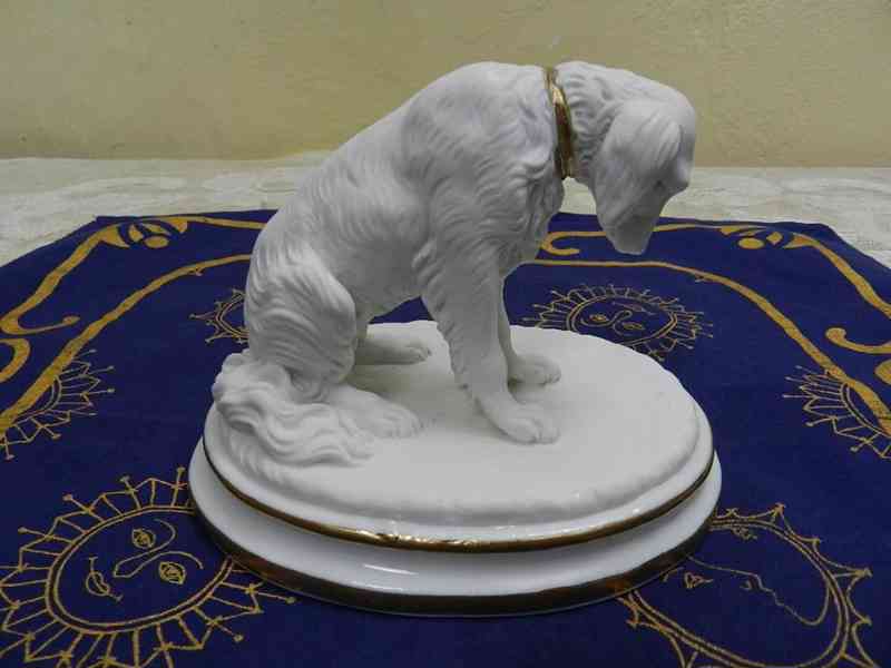 Krásná bílá porcelánová Soška Pes Značeno Vídeň 1855