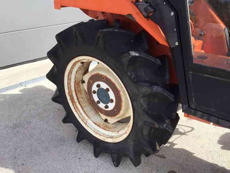 Traktor Kubota L1 24 - foto 9